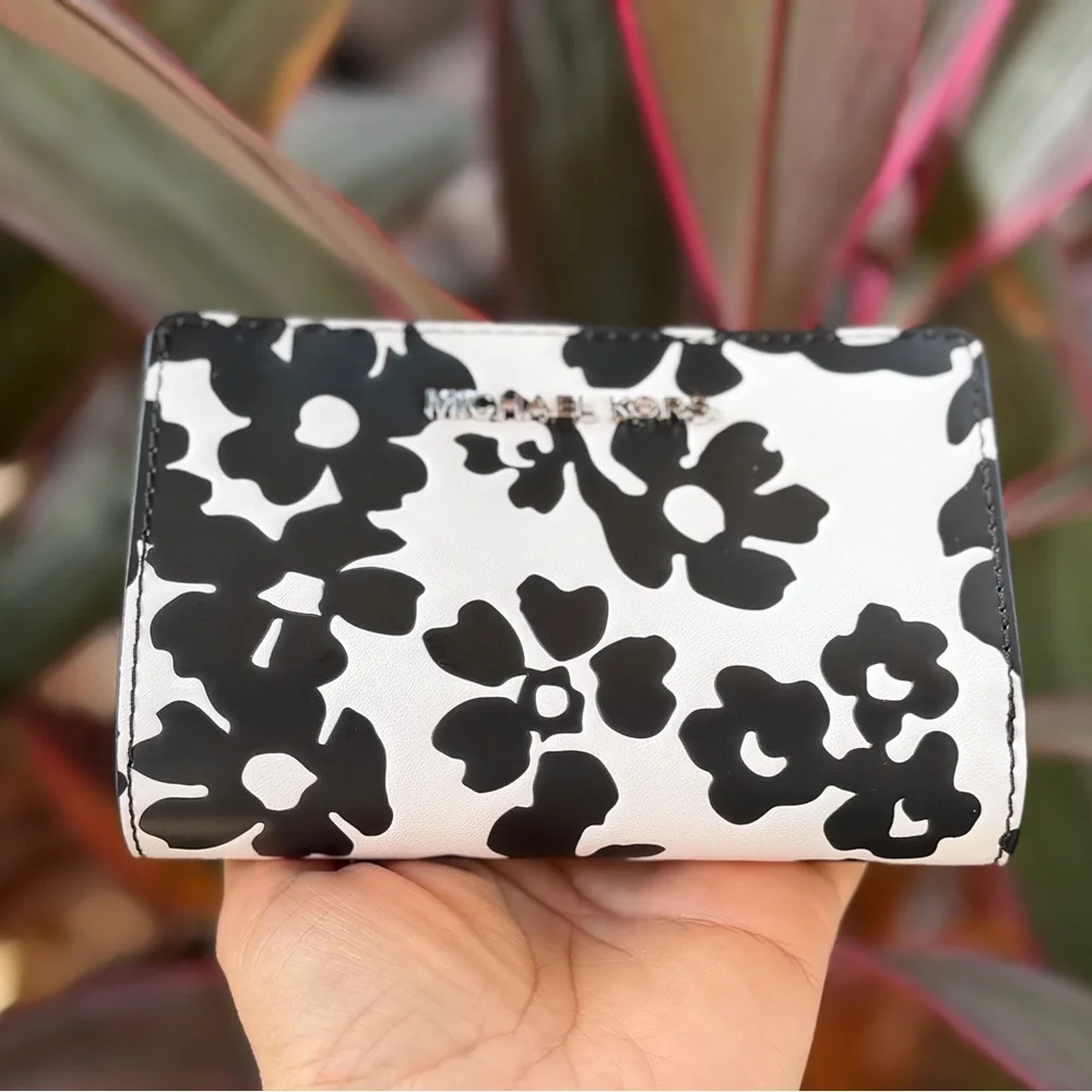 Michael Kors Jet Set Travel Bifold Black White Floral Wallet - Picture 3 of 12